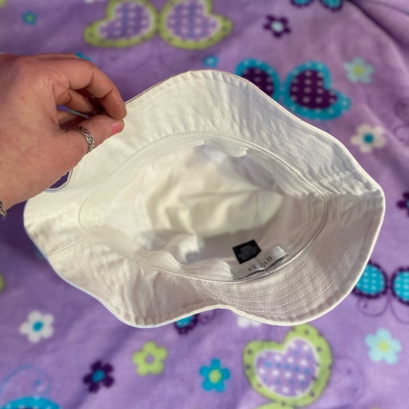 NWT Guess white BUCKET Hat - Picture 4 of 9